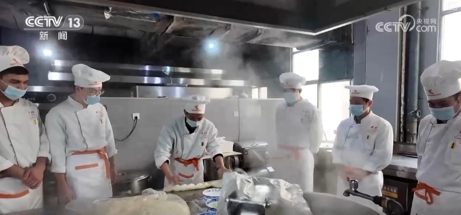 源自街头的美味加速拓展海外市场 手握技艺复合型人才为产业发展注入新活力