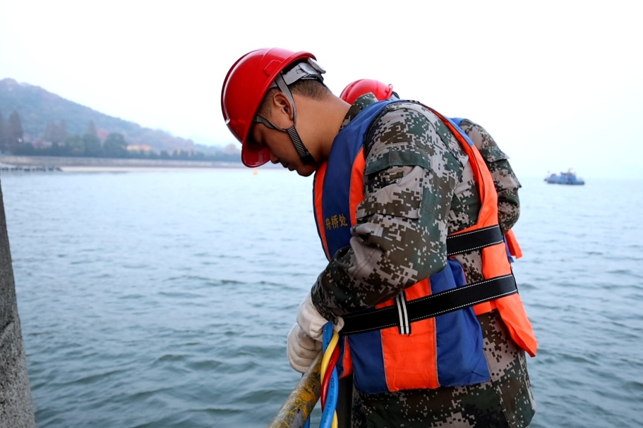 这些铁路人，上班时间“冬泳”？