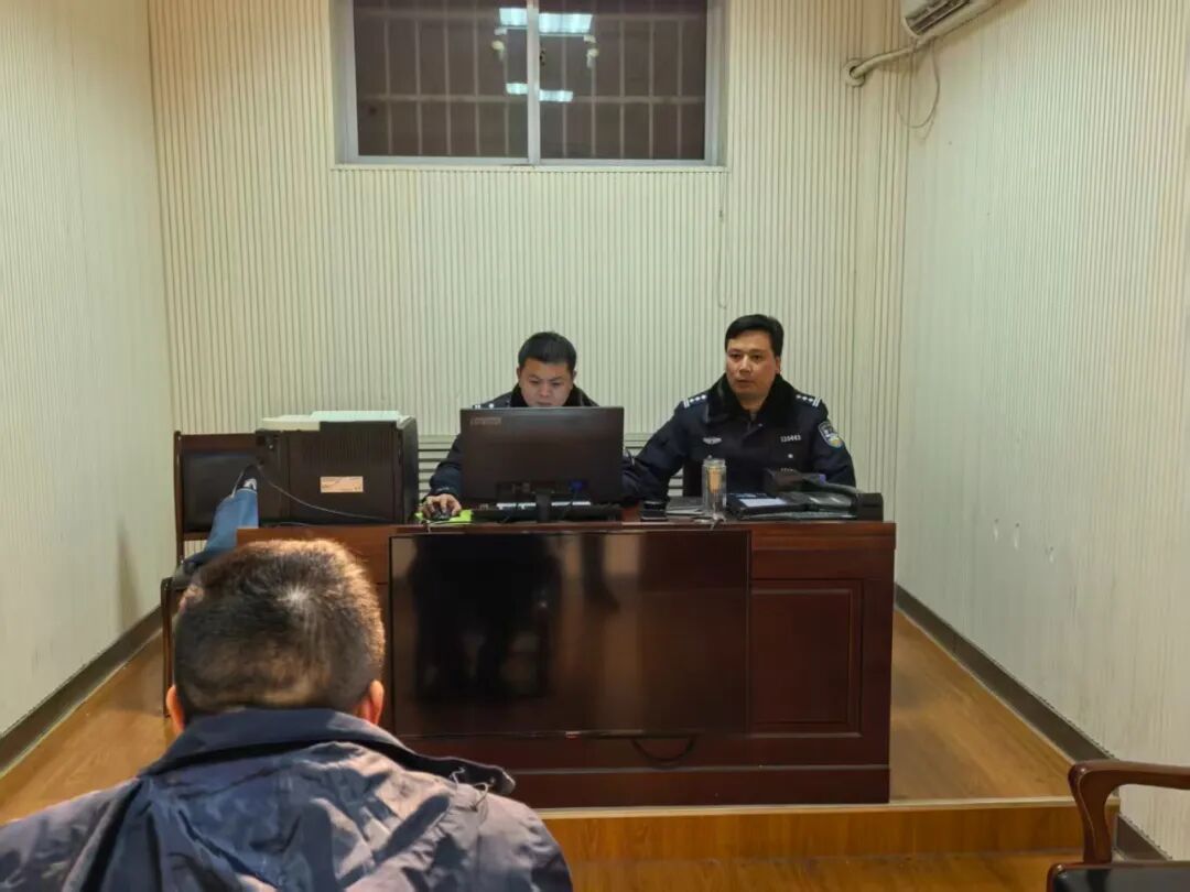 男子记恨远光灯，边开车边用弹弓精准射碎五辆车的玻璃！警方：刑拘