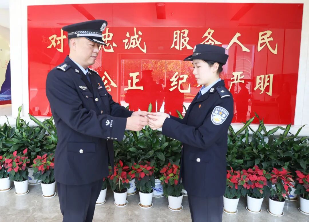 女儿接过父亲生前的警号，“145181”欢迎归队