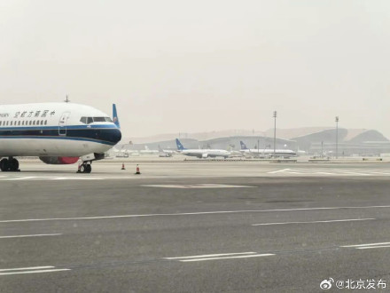 大兴机场优化冬季特色服务！旅客雪具可快递至滑雪场