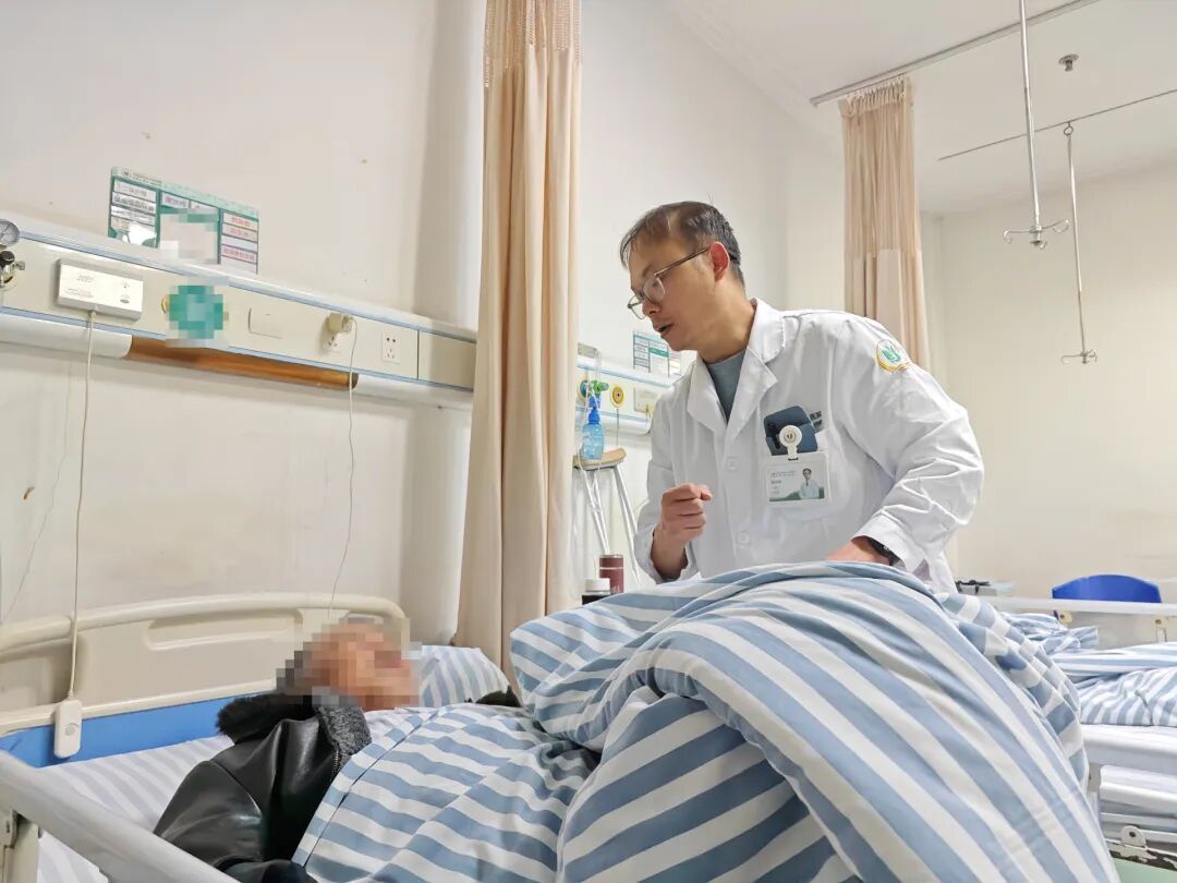 男子用热水袋捂脚不慎低温烫伤，感染后出现溃烂导致截趾！医生提醒