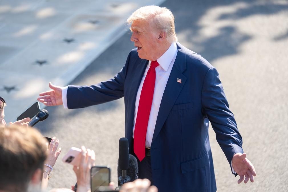 美司法部：特朗普同删除爱泼斯坦案文件无关