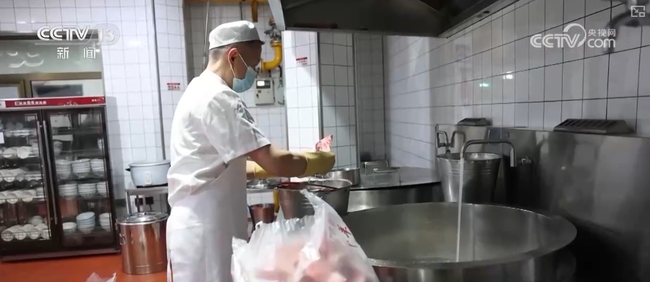 源自街头的美味加速拓展海外市场 手握技艺复合型人才为产业发展注入新活力