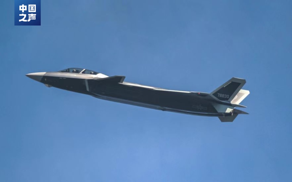 歼-20S官宣对地对海打击能力 如何开启无人空战新模式？