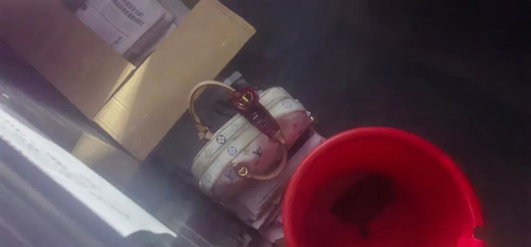 事发杭州！光天化日之下，一女子在车主眼前“顺手牵羊”……