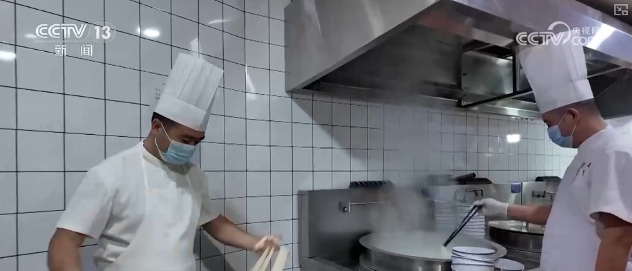 源自街头的美味加速拓展海外市场 手握技艺复合型人才为产业发展注入新活力