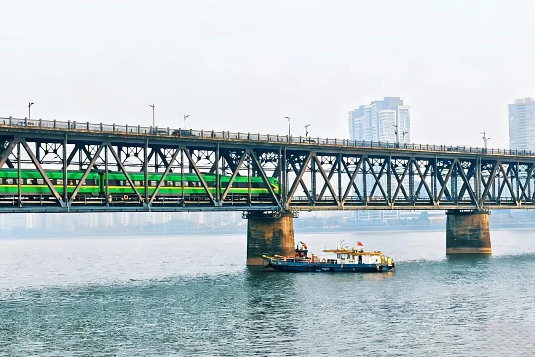 这些铁路人，上班时间“冬泳”？