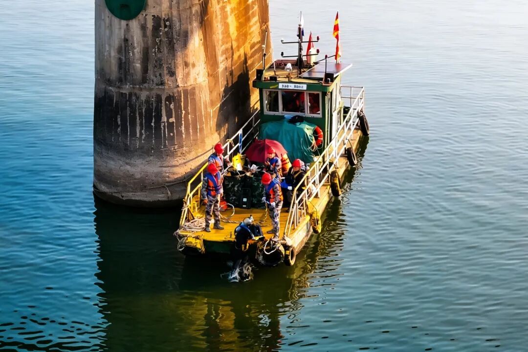 这些铁路人，上班时间“冬泳”？