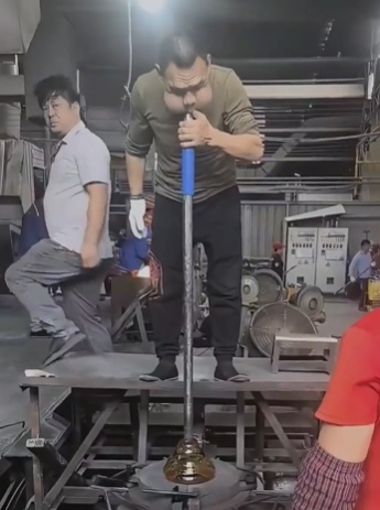 工作30年，男子面部严重变形，这些都是职业病