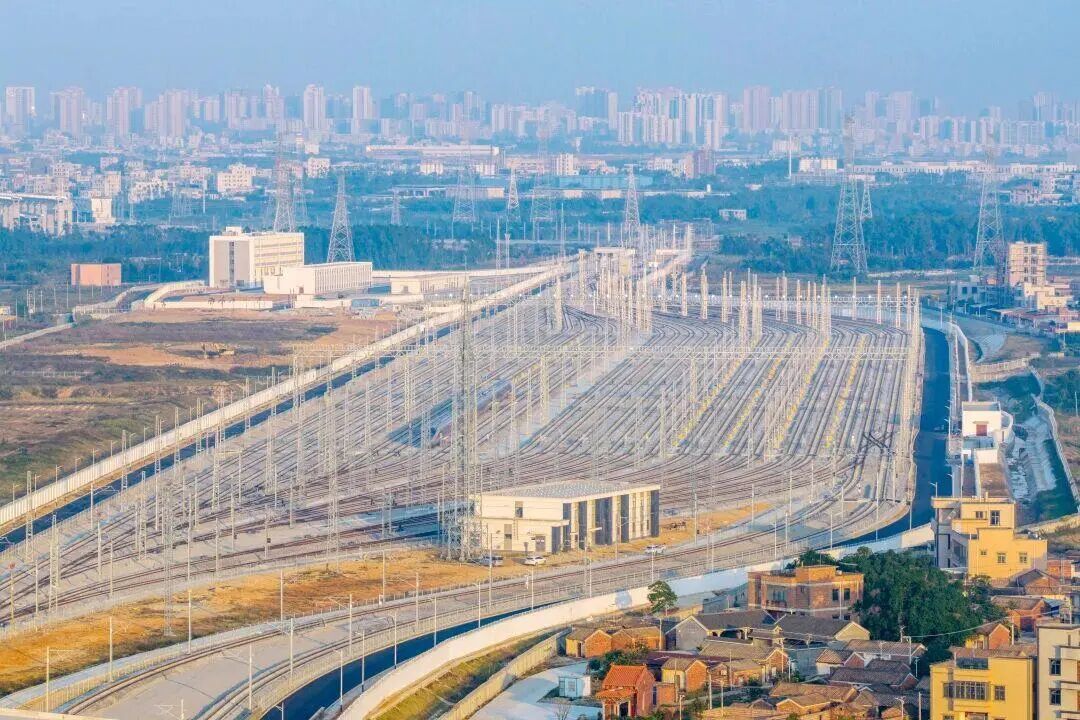 广湛高铁正式通车！记者带你站台感受350km/h的列车速度！