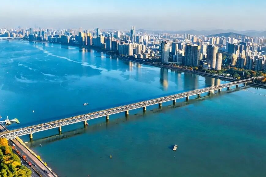 这些铁路人，上班时间“冬泳”？