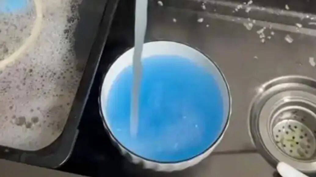 贵州一小区自来水“蓝得看不到底”，官方通报！