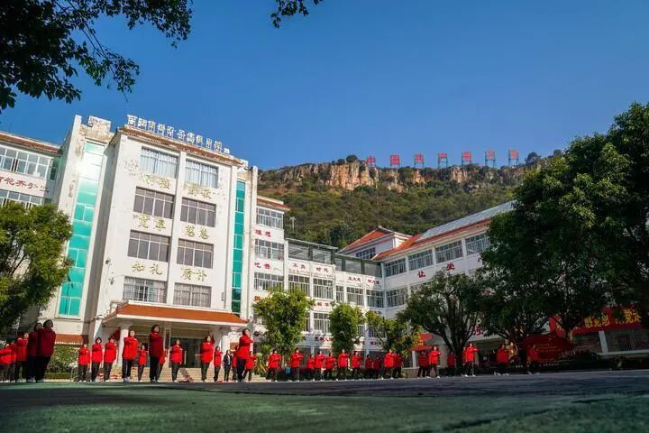 “燃灯”接力——张桂梅和她的学生们