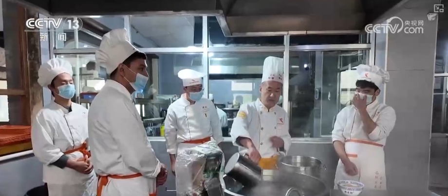 源自街头的美味加速拓展海外市场 手握技艺复合型人才为产业发展注入新活力