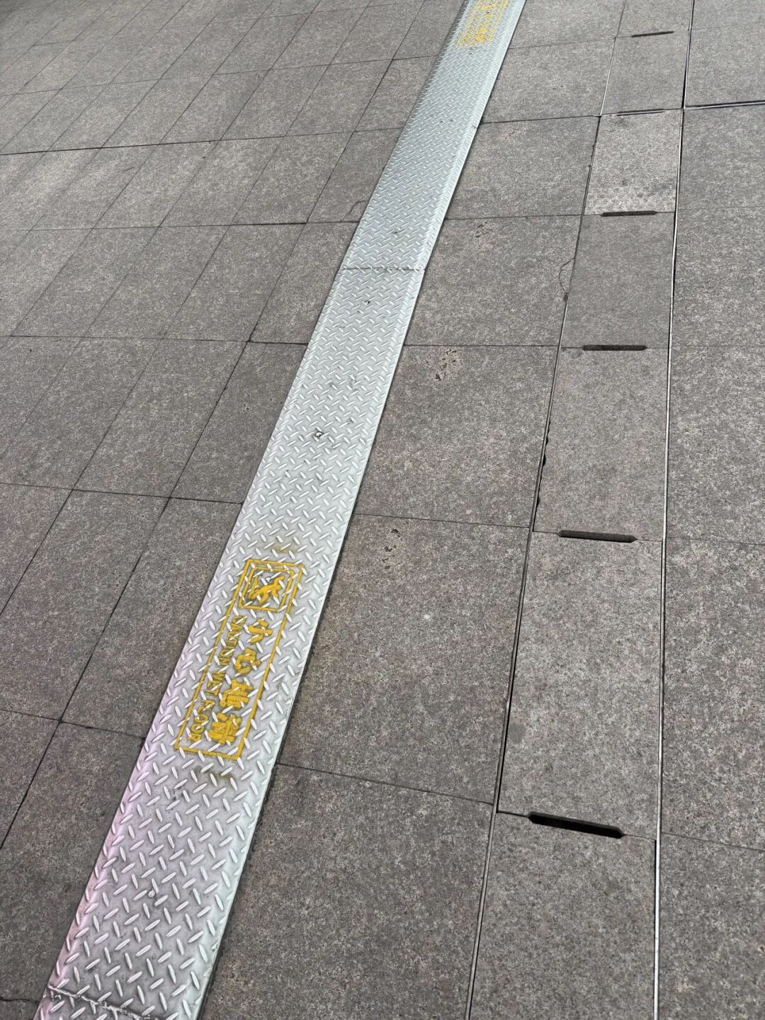 事发陆家嘴天桥！上海阿姨摔惨了，桡骨骨折，缝了26针！网友：下雨天这里总有人滑倒