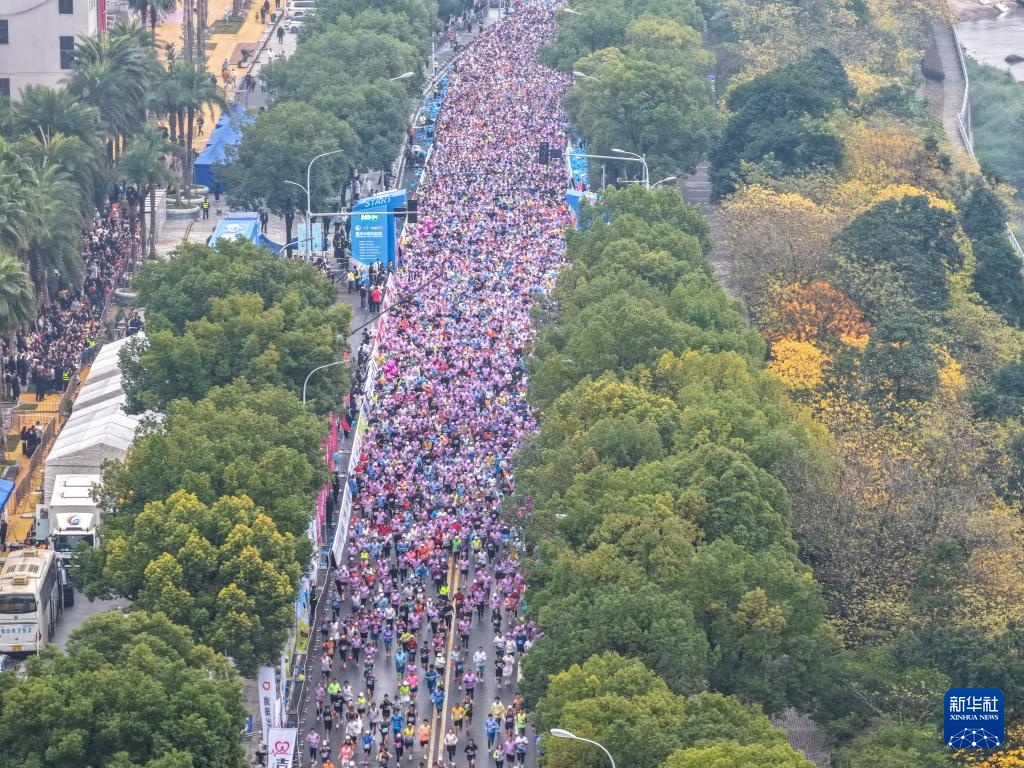 2025重庆半程马拉松鸣枪开跑