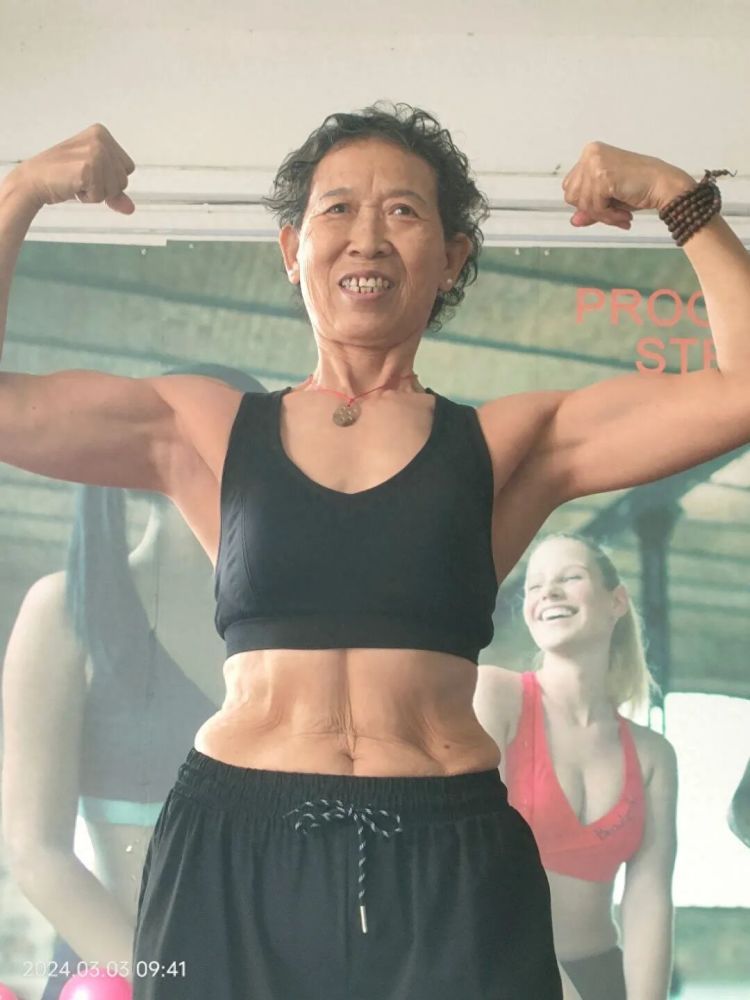 71岁奶奶获健美比赛冠军：被儿媳夸偶像，只要身体允许我练，会一直坚持下去