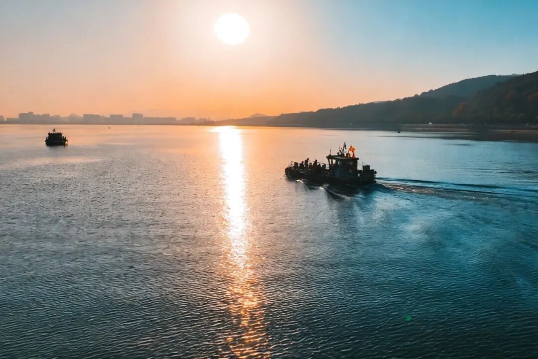 这些铁路人，上班时间“冬泳”？