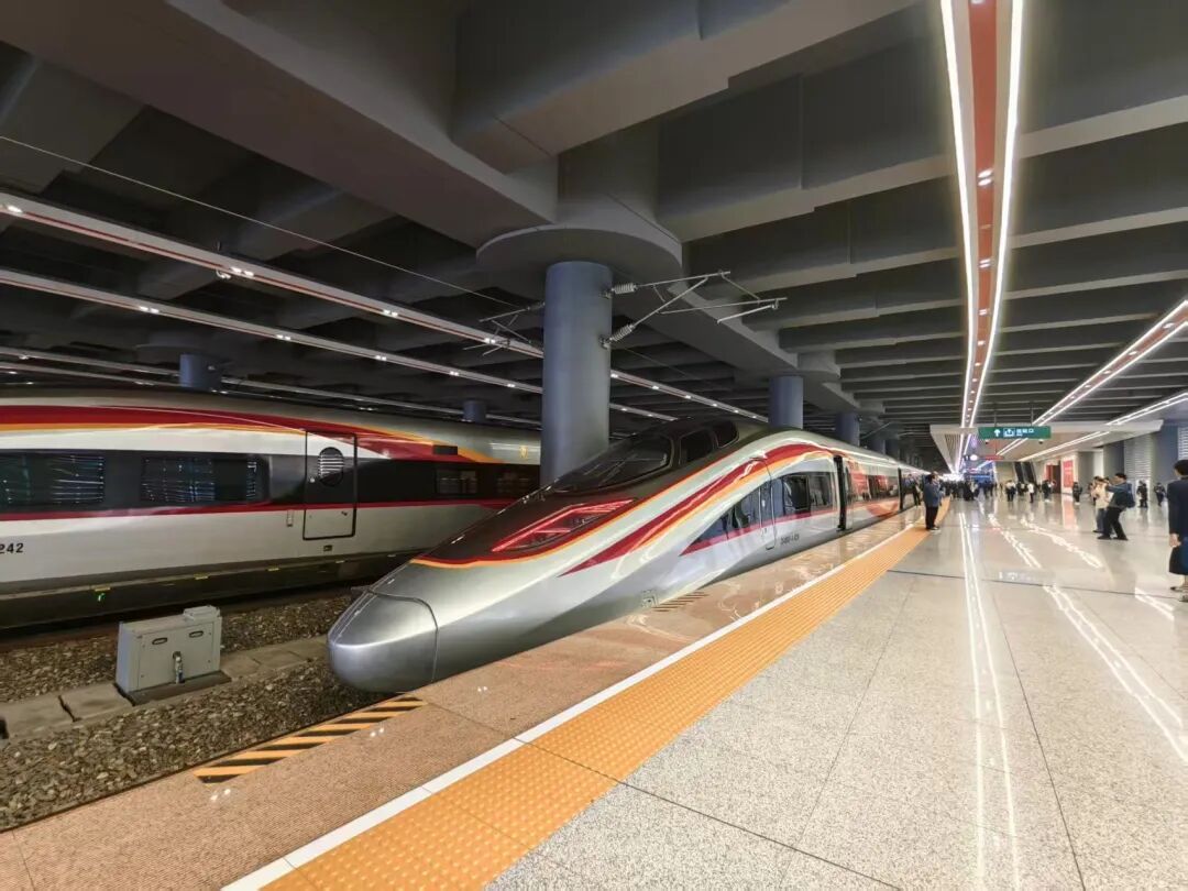 今天正式通车，1个半小时广州到湛江！游客：吃海鲜逛海滩当晚就能回广州