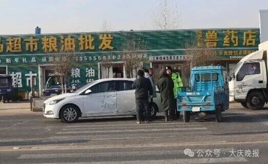 离奇！大庆一三轮车被两条狗“开走”撞上轿车