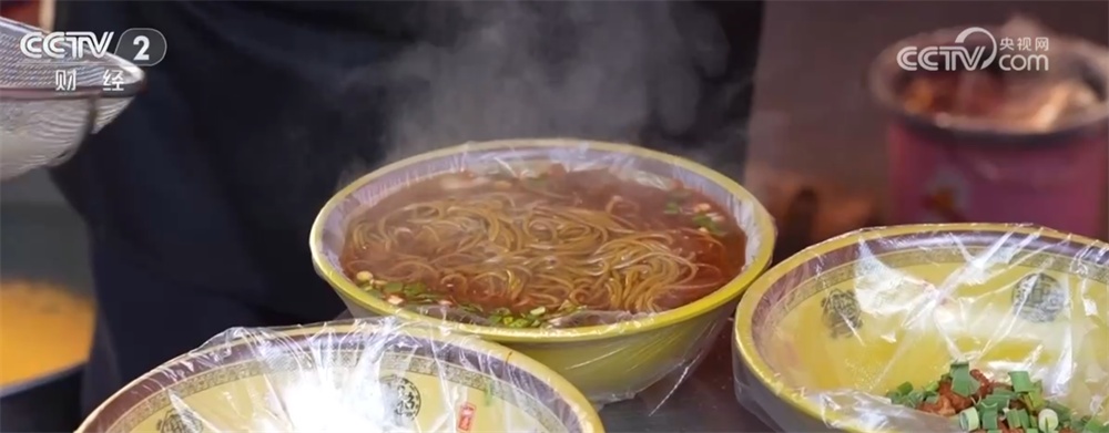 年宵花抢“鲜”上市、百年大集购销两旺 节日市场物丰价稳消费活跃