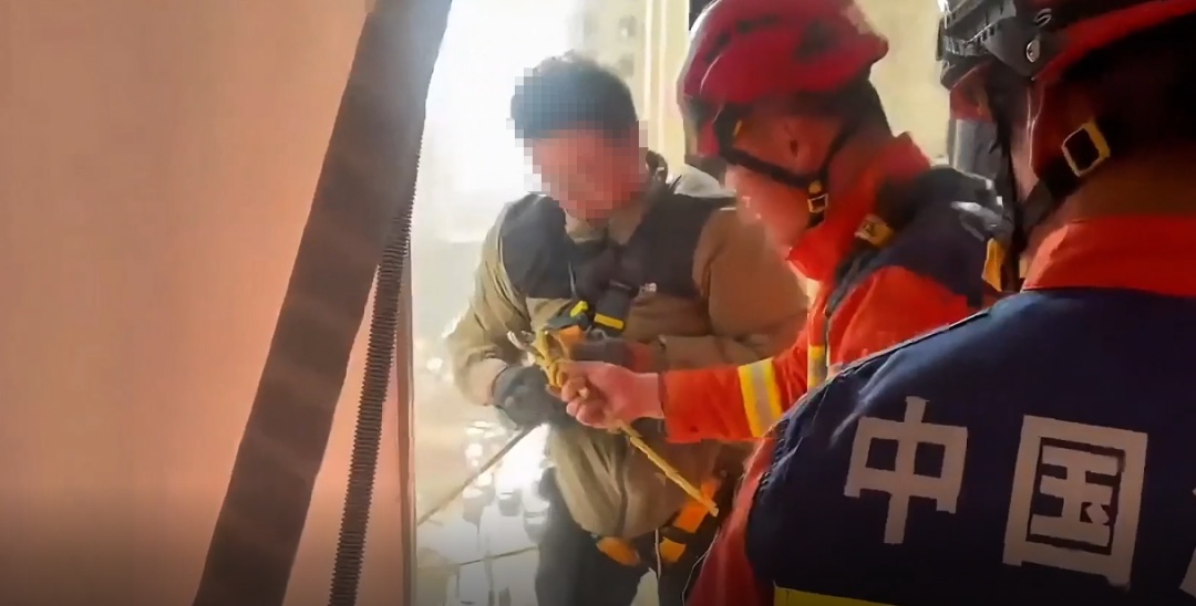 工人从11层失足坠楼，“悬吊”27米高空！