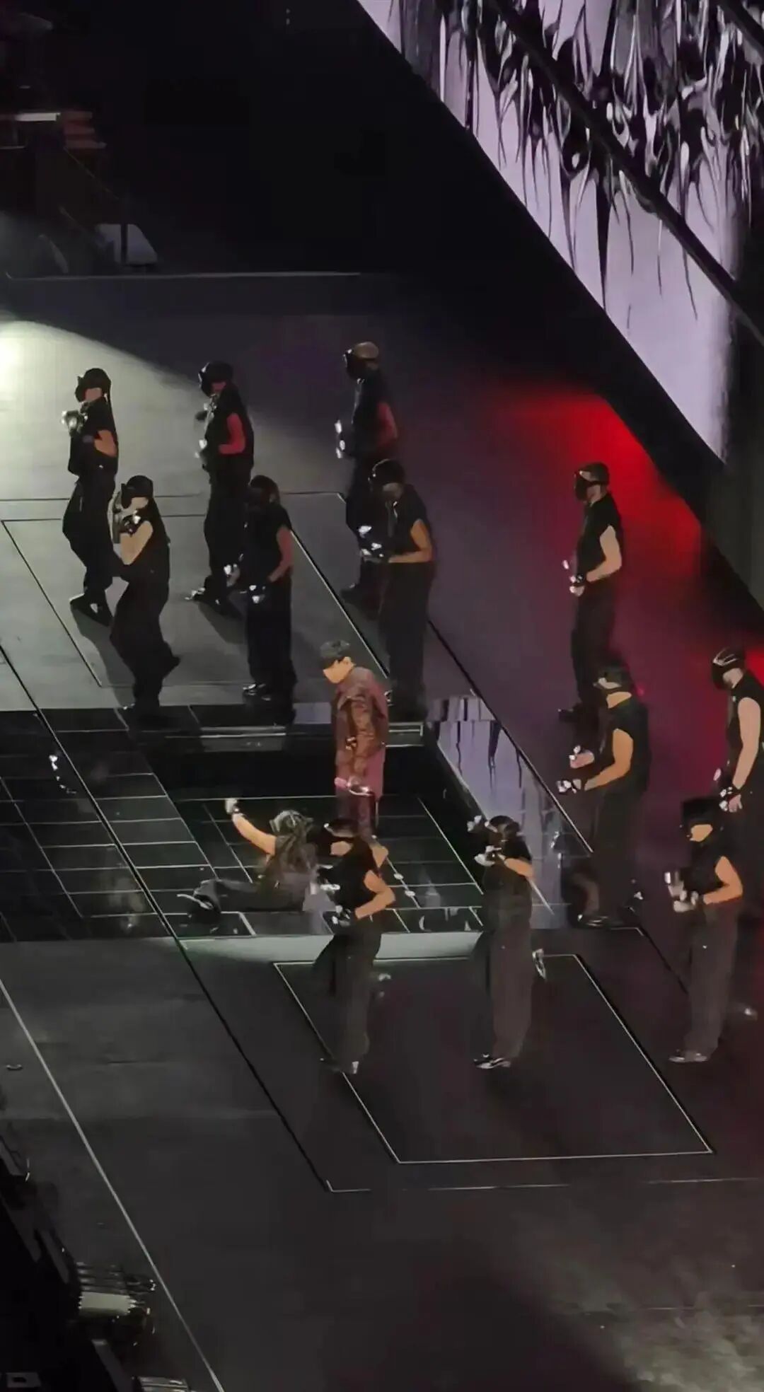 F4演唱会上，阿信摔下舞台，吴建豪飞奔查看，网友：看着都疼