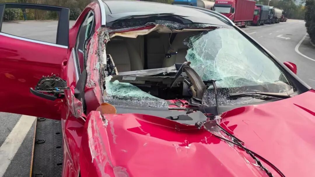 凌晨5点，长途跨省，疲劳硬撑车撞烂！