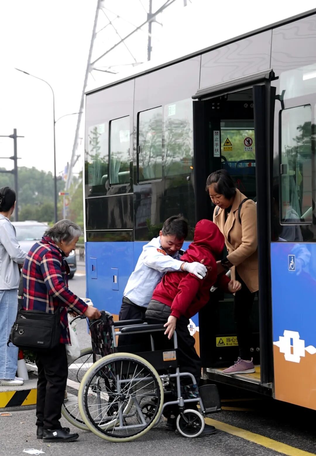 凌晨5点发车！杭州有辆特殊公交车，专为这12个人而开……