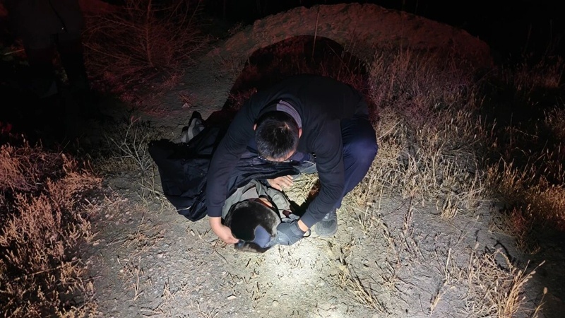 88岁老人走失！凌晨五点，民警徒步深山轮流将其背回