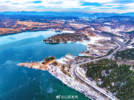 清漳河国家湿地公园冰层封冻 宛如翡翠