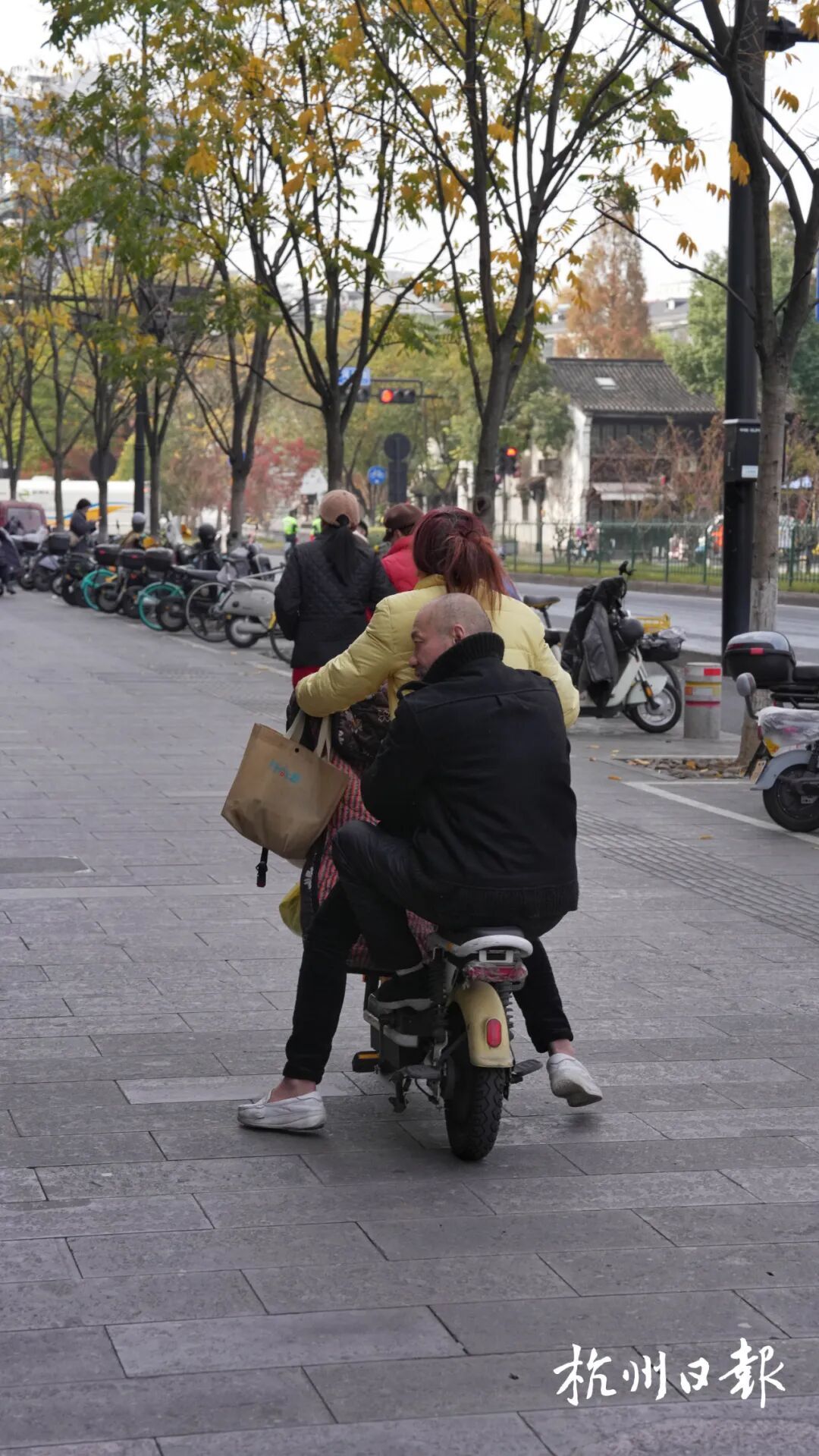 新婚不久捡到孩子，杭州女子养了他60年，现在仍在当全职妈妈…