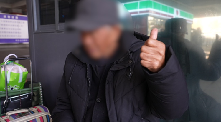 “我当了33年兵，12年警察”，车站里，他握住了民警的手……