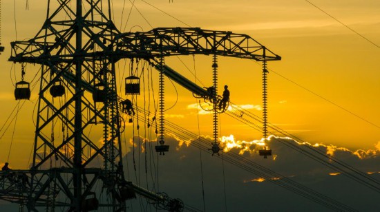 不修路少砍树，百亩雨林保住了——中老电力联网工程建设上演“高空芭蕾”