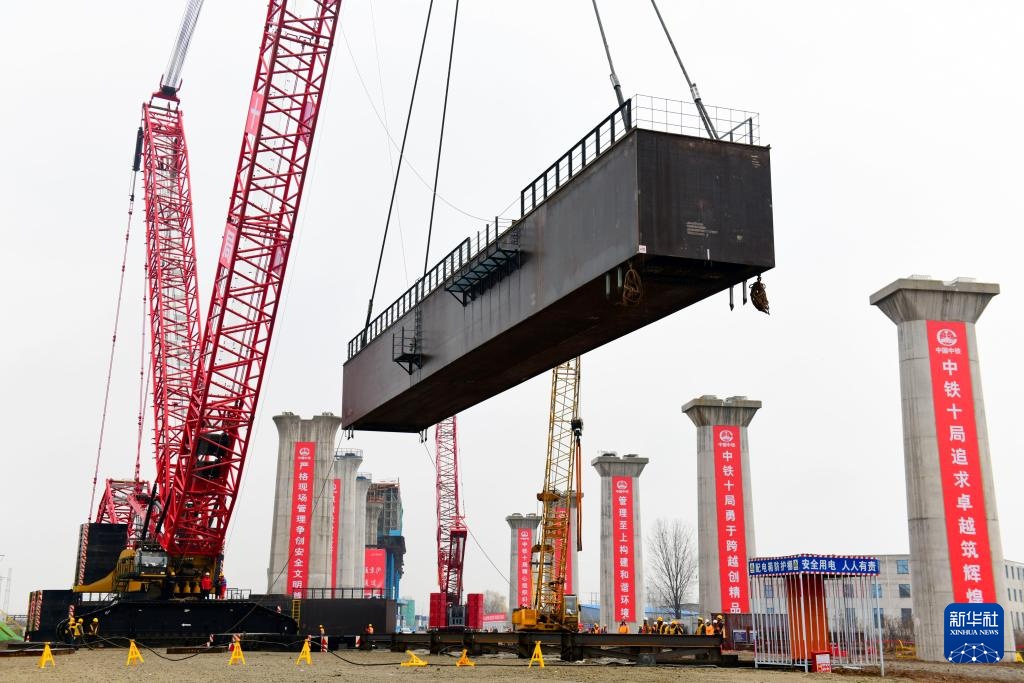 潍宿高铁上跨日兰高铁钢横梁吊装忙