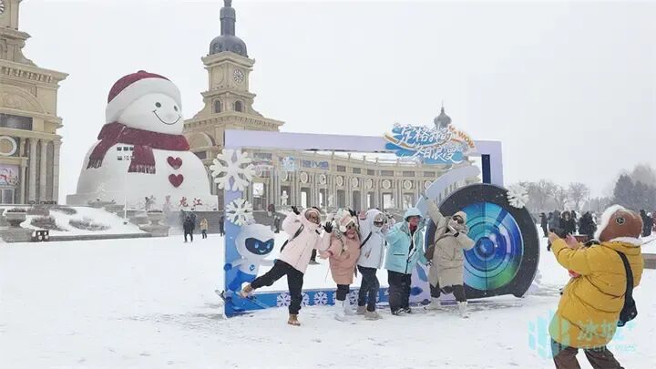 太上头了！一场降雪让游客解锁冰城N种玩雪姿势