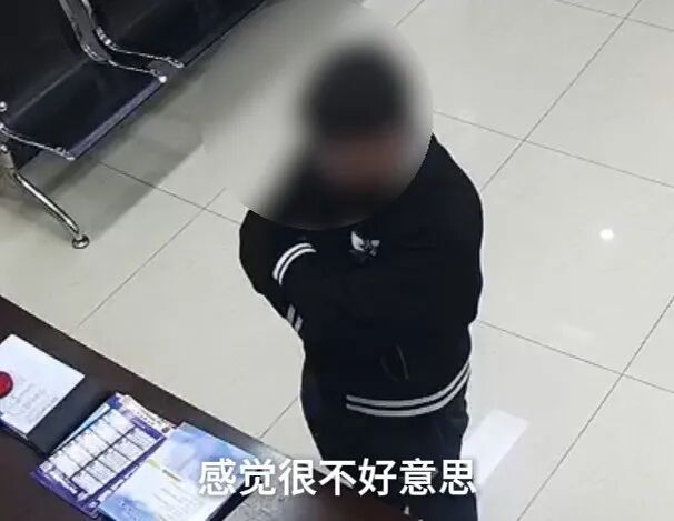 小伙走进派出所，掏出20块钱声称要还款！
