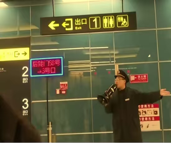 一年迎159场次大型展会和演出！会展中心地铁站“花式引导”等服务“出圈”