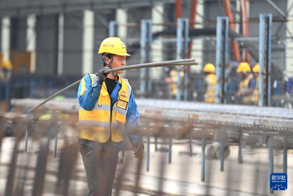 广西柳州：冬日筑路忙