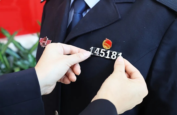 8年后，她继承了父亲的警号！“145181”，欢迎归队