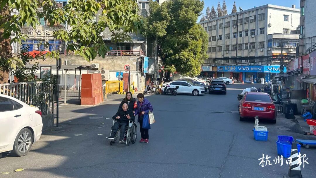 新婚不久捡到孩子，杭州女子养了他60年，现在仍在当全职妈妈…