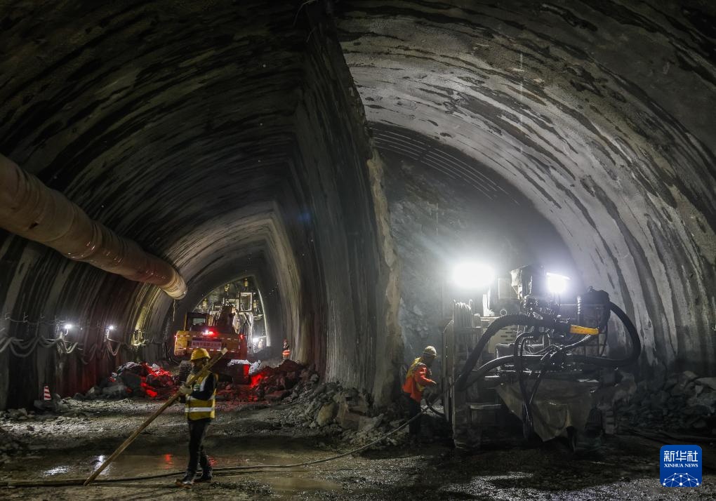 深圳外环田头山隧道群开挖大断面