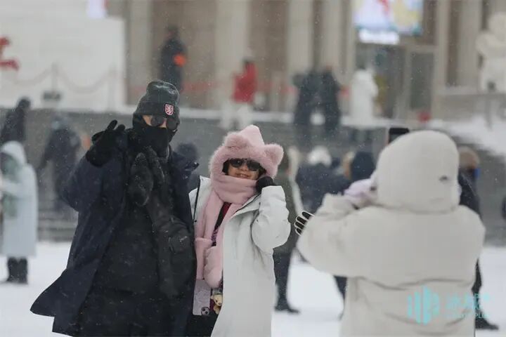 太上头了！一场降雪让游客解锁冰城N种玩雪姿势