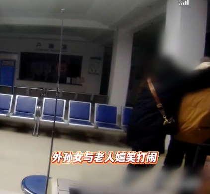 隔代亲！一边 “念叨”，一边笑着闹着把家回