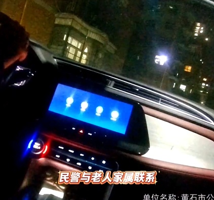 隔代亲！一边 “念叨”，一边笑着闹着把家回