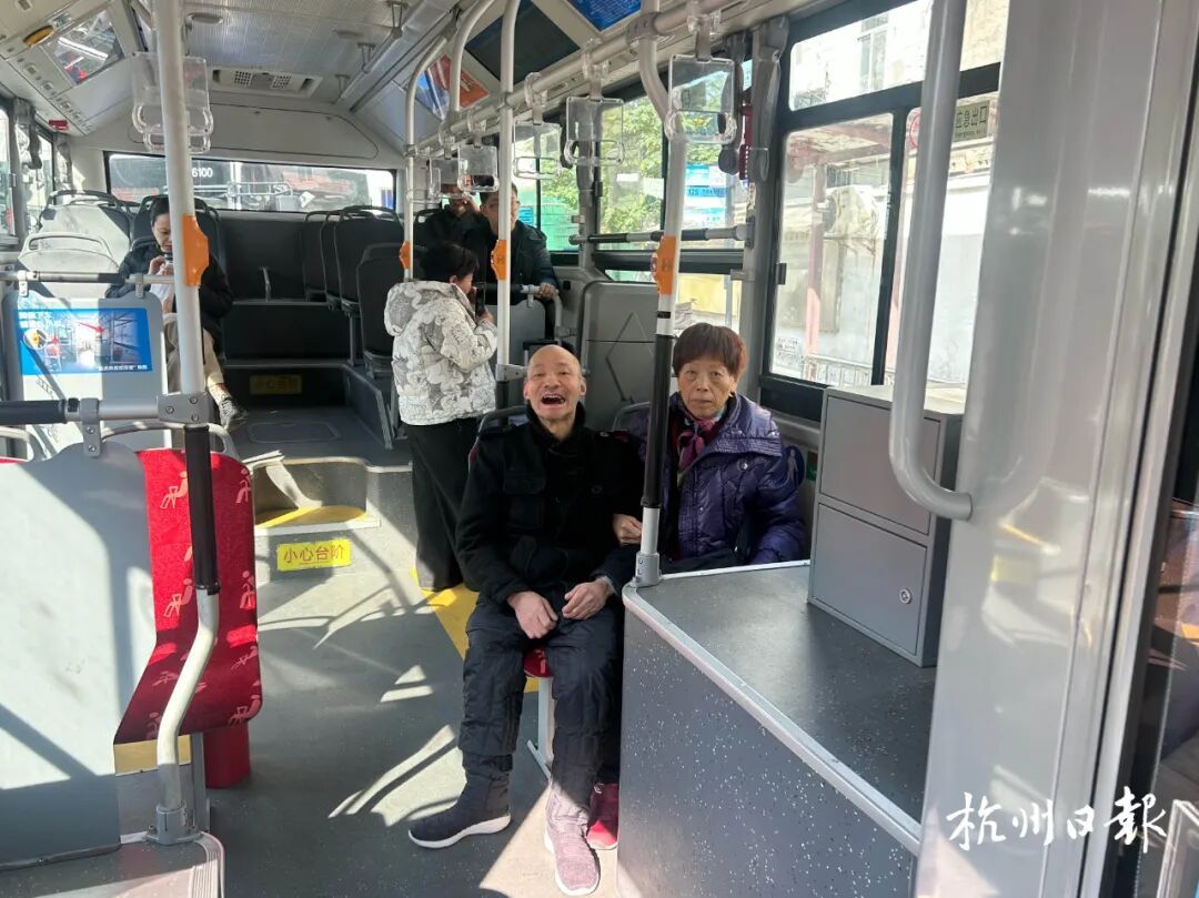 新婚不久捡到孩子，杭州女子养了他60年，现在仍在当全职妈妈…