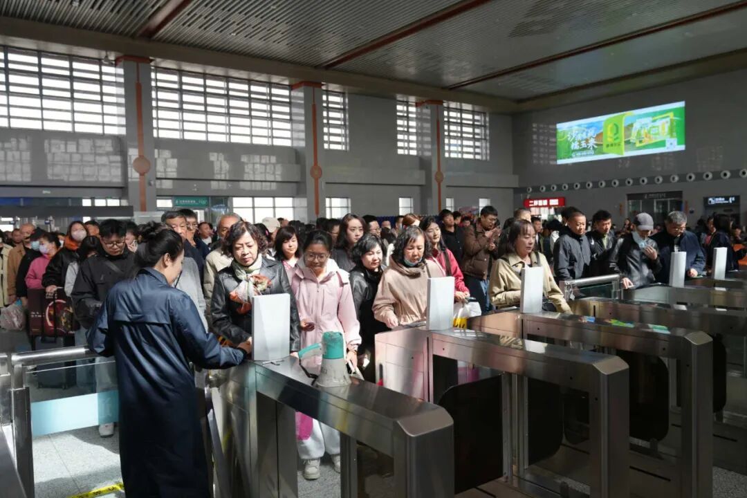 4小时3分钟，呼和浩特⇌银川！刚刚，包银高铁开通运营！