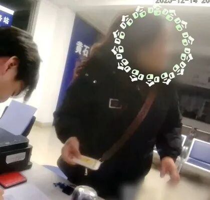 隔代亲！一边 “念叨”，一边笑着闹着把家回