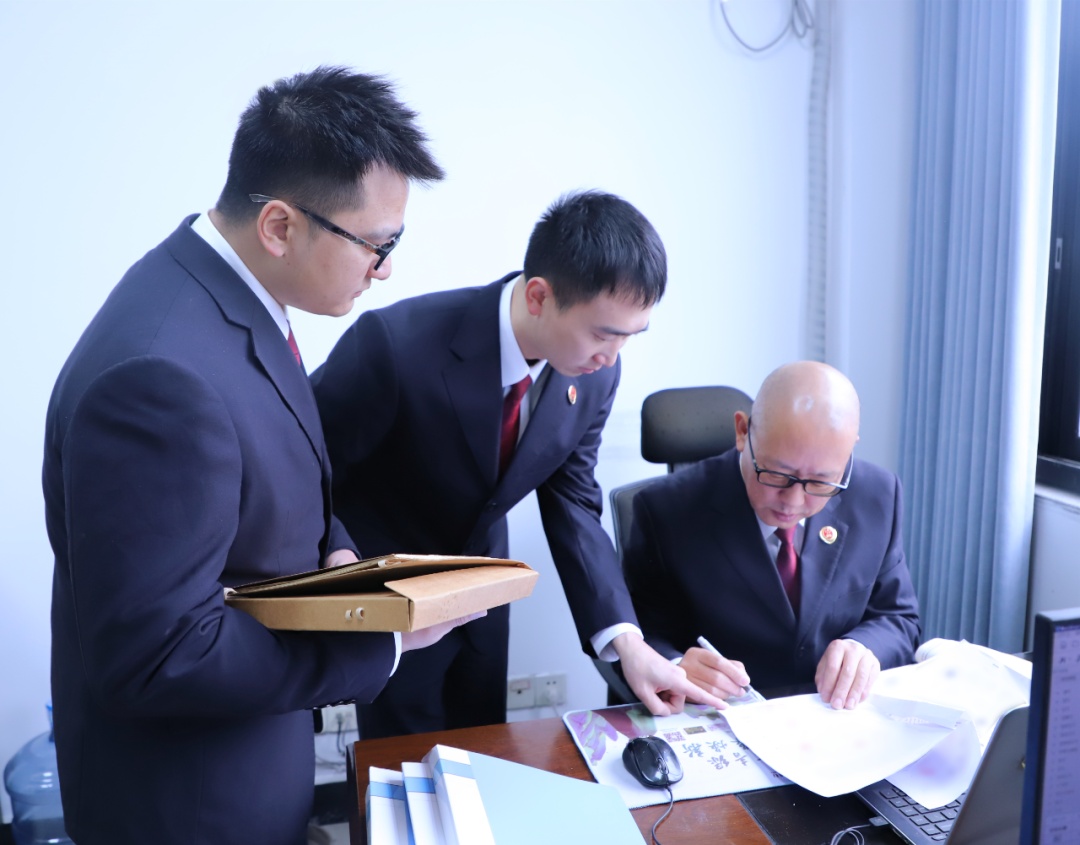 伪证包庇下的抢劫犯落网了